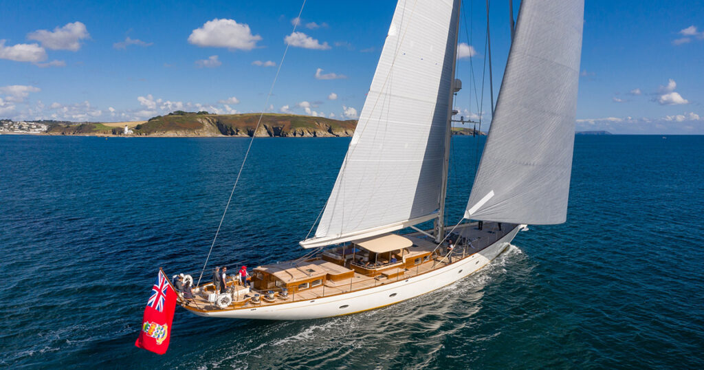 Ein Hoek-Design – die von Pendennis gebaute 40 m lange Hoek Truly Classic Halekai startet beim SYC Palma 2024